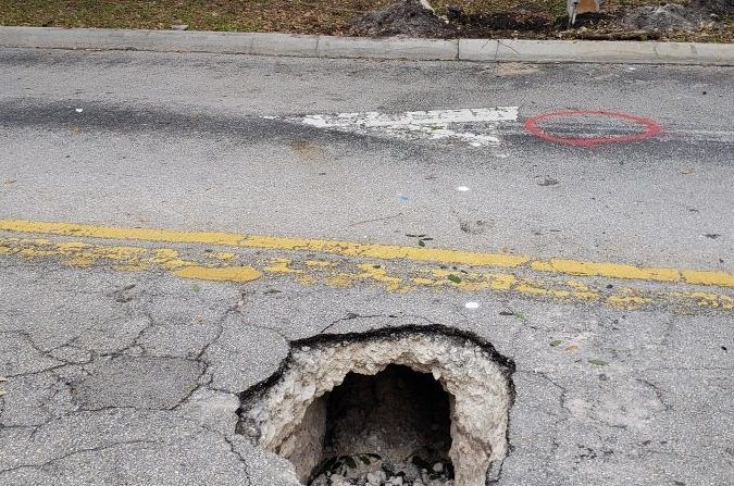 Un bache profundo en una calle de Nueva York