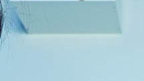 Niña conoce a su hermana por primera vez.