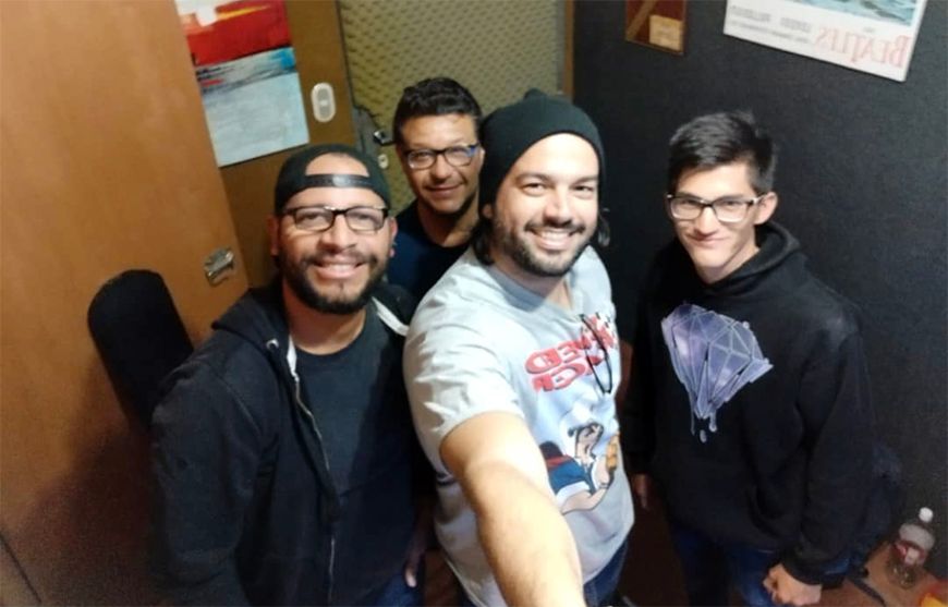 Efraín González junto a sus músicos