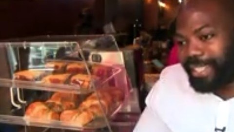 Ethan Nwanganga en uno de sus locales
