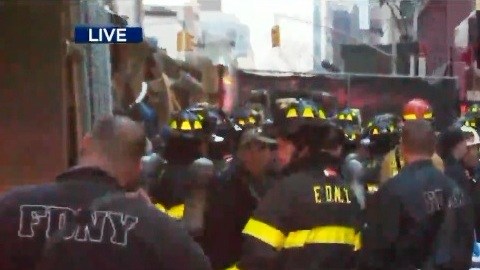 Bomberos en la escena
