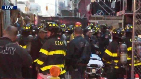 Bomberos en la escena