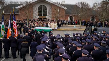 Miles de uniformados atendieron el servicio fúnebre en Long Island.