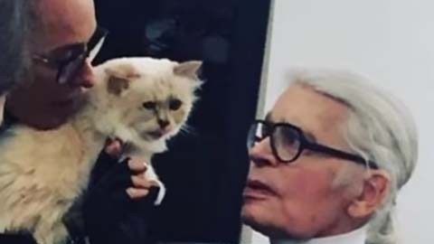 Lagerfeld junto a su gata  Choupette.