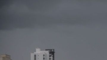Las temperaturas más cálidas del océano, que proporcionan el combustible para los huracanes, probablemente están impulsando el fortalecimiento de tormentas explosivas.