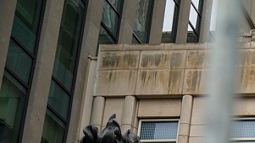 Los asistentes al juicio de "El Chapo" son vigilados por alguaciles federales.