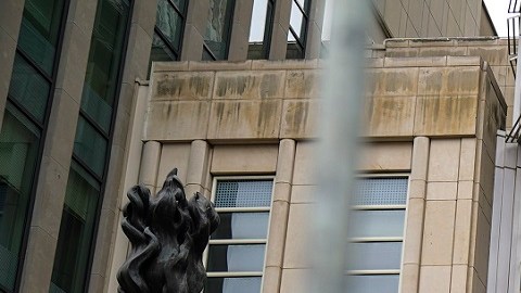 Los asistentes al juicio de "El Chapo" son vigilados por alguaciles federales.