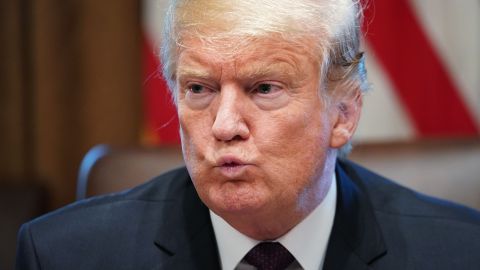 Acusan a Trump de obligar a guardar silencio ante irregularidades en su gobierno