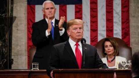 El vicepresidente Mike Pence aplaude a Trump durante el discurso.