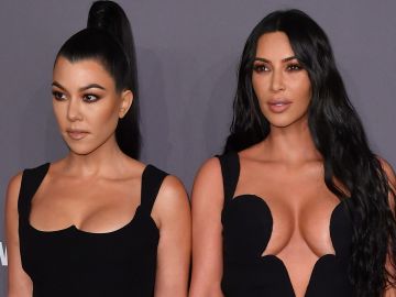 Kourtney y Kim Kardashian.