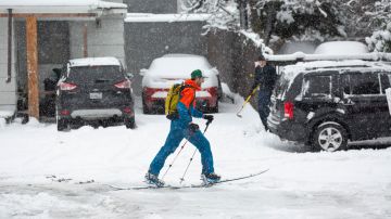 Un hombre en esquí por Seattle por la tormenta Maya.