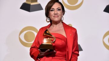 Claudia Brant recibe su Grammy, mayor premio de la música a nivel internacional.