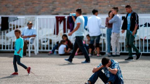 Inmigrantes centroamericanos esperan ingresar a EEUU desde Piedras Negras, México.