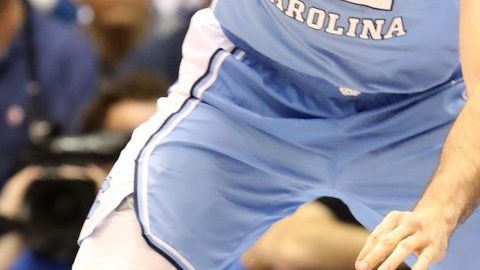 Zion Williamson de los Duke Blue Devils tras lesionarse en el juego ante North Carolina por unos tenis defectuosos.