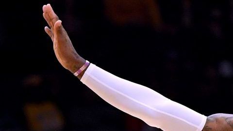 LeBron James consiguió superar la barrera de los 32,000 puntos en la NBA la noche del martes con Los Angeles Lakers.