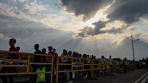 Los venezolanos cruzan el Puente Internacional Simón Bolívar desde Cúcuta, Colombia, hasta San Antonio del Táchira.