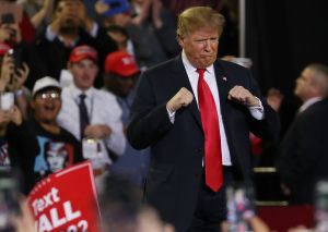 Trump celebra triunfo en 'impeachment' y advierte que volverá pronto