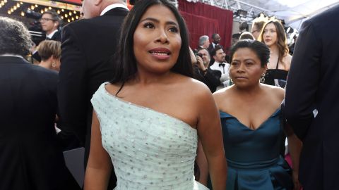 Yalitza Aparicio y su mamá.