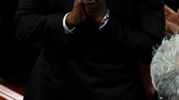 Alfonso Cuarón celebra con Yalitza Aparicio.