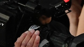 Cuarón abraza a Yalitza Aparicio tras ganar el óscar a Mejor Fotografía.