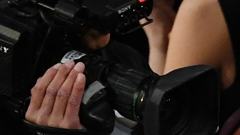 Cuarón abraza a Yalitza Aparicio tras ganar el óscar a Mejor Fotografía.