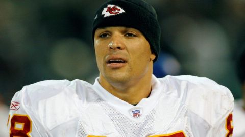 El hispano Tony Gonzalez alcanzó la inmortalidad del Salón de la Fama de la NFL.