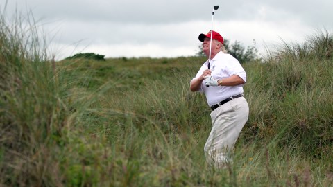A Trump le encanta jugar golf.