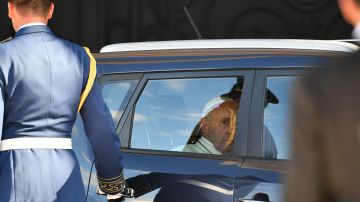 El papa llega al Palacio presidencial en Baku, Azerbaiyán, en su Kia negro. El 2 de octubre del 2016