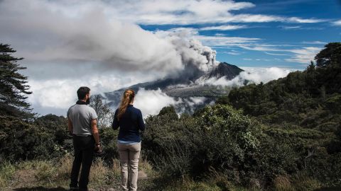 Turistas observan el volcán Turrialba en Cartago, Costa Rica.