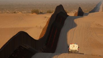La frontera cruza el desierto de Sonora en Yuma, Arizona.