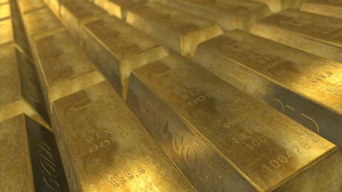 Al abrir el paquete encontró lingotes de oro en lugar del traje de baño.