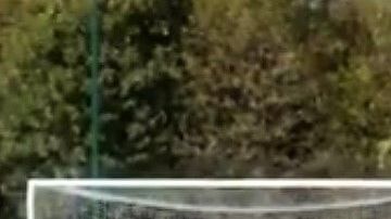 Eden Hazard mostró sus dotes futbolísticas pero con un balón de fútbol americano.