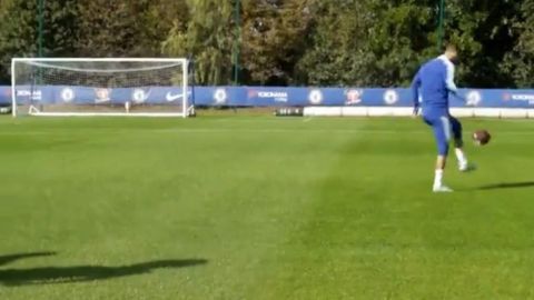 Eden Hazard mostró sus dotes futbolísticas pero con un balón de fútbol americano.