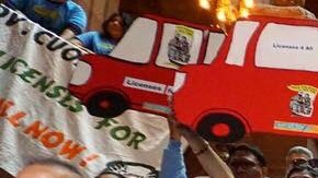 Cientos de inmigrantes y activistas manifestaron dentro del Capitolio estatal, en las escalinatas.