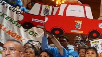 Cientos de inmigrantes y activistas manifestaron dentro del Capitolio estatal, en las escalinatas.