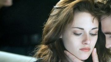 Kristen Stewart y Robert Pattinson  en un momento del filme  'Saga Crepúsculo: Amanecer - Parte 2'.