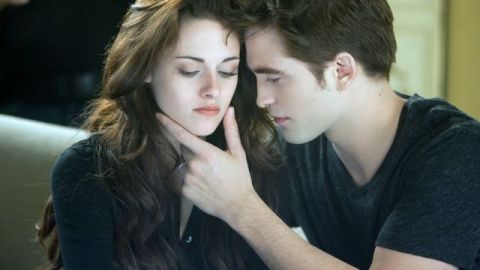Kristen Stewart y Robert Pattinson  en un momento del filme  'Saga Crepúsculo: Amanecer - Parte 2'.