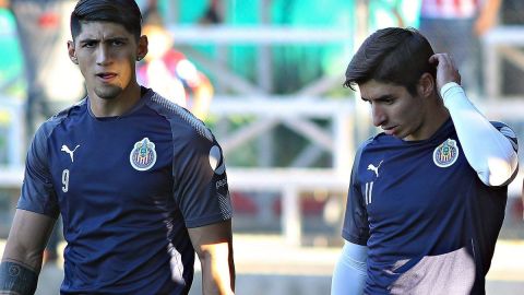 Alan Pulido e Isaac Brizuela, jugadores de las Chivas Rayadas del Guadalajara.