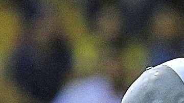 Diego Armando Maradona director técnico de Dorados festeja con Jesús Escoboza un golazo ante Cafetaleros de Tapachula.