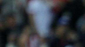 Alan Pulido festeja un gol durante el juego de octavos de la Copa MX, entre las Chivas y el Atlético San Luis.