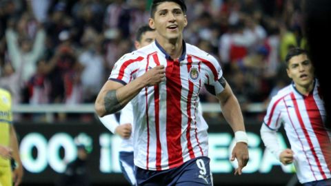 Alan Pulido festeja un gol durante el juego de octavos de la Copa MX, entre las Chivas y el Atlético San Luis.