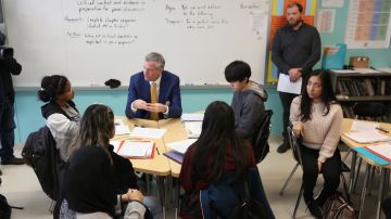 El alcalde De Blasio visitó la escuela “Civic Leadership Academy”, en Corona, Queens, para anunciar el aumento de estudiantes tomando los exámenes AP