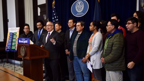 El contralor Scott Stringer presentó un reporte que revela que aprobar licencias a indocumentados beneficia la economía
