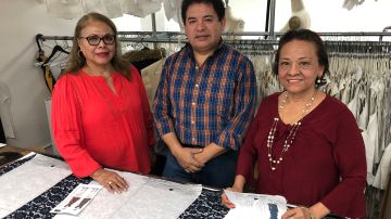 Los costureros Sabrina Rosado, Freddy Tirado y Sonia Herrera de Burgas.
