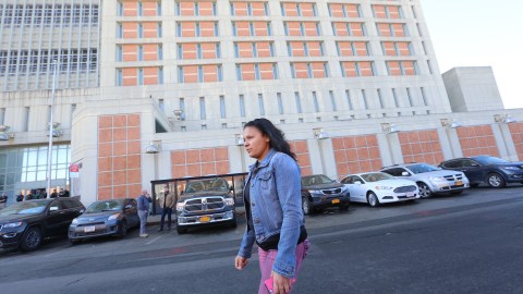 La esposa de un interno del Metropolitan Detention Center Yolanda Gonzalez, esperando poder ingresar al penal