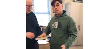 El supuesto infiel negó los hechos con su mano sobre una biblia.