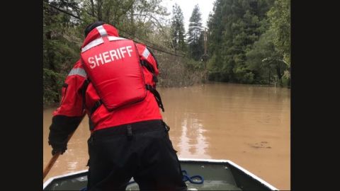 La creciente del caudal del río Russian inundó todas las vías de acceso a la ciudad de Guerneville.