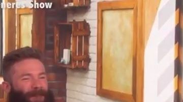 Julian Edelman se rasuró su enorme barba en un show en vivo de televisión