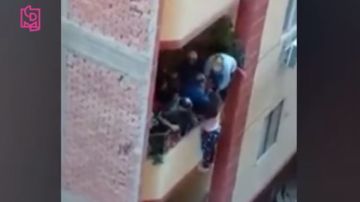 Por fortuna, gente del edificio se percató que la mujer colgaba desde el balcón.