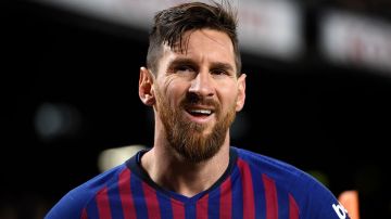 Messi sólo necesita un balón y una botella para hacer gala de sus habilidades.
